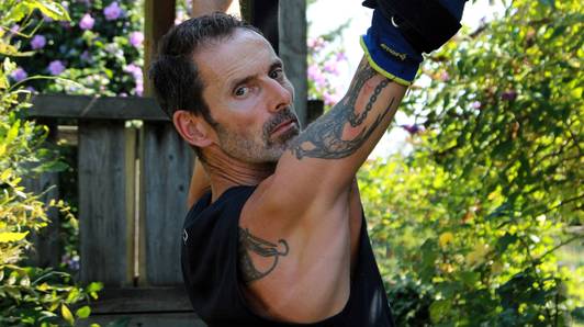 Hij was bodyguard bij de NAVO, nu gaat Jan (53) na ongeval voor 4.000 pull-ups... met één arm: “Ik tel nog altijd mee”