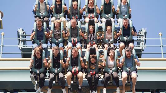 Efteling laat bezoekers onbeperkt frisdrank tappen voor 17 euro, Foodwatch kritisch: “Extreme suikerconsumptie aangemoedigd”