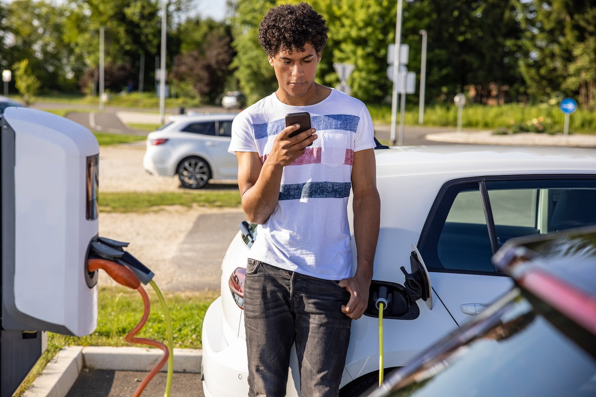 Un homme recharge sa voiture électrique