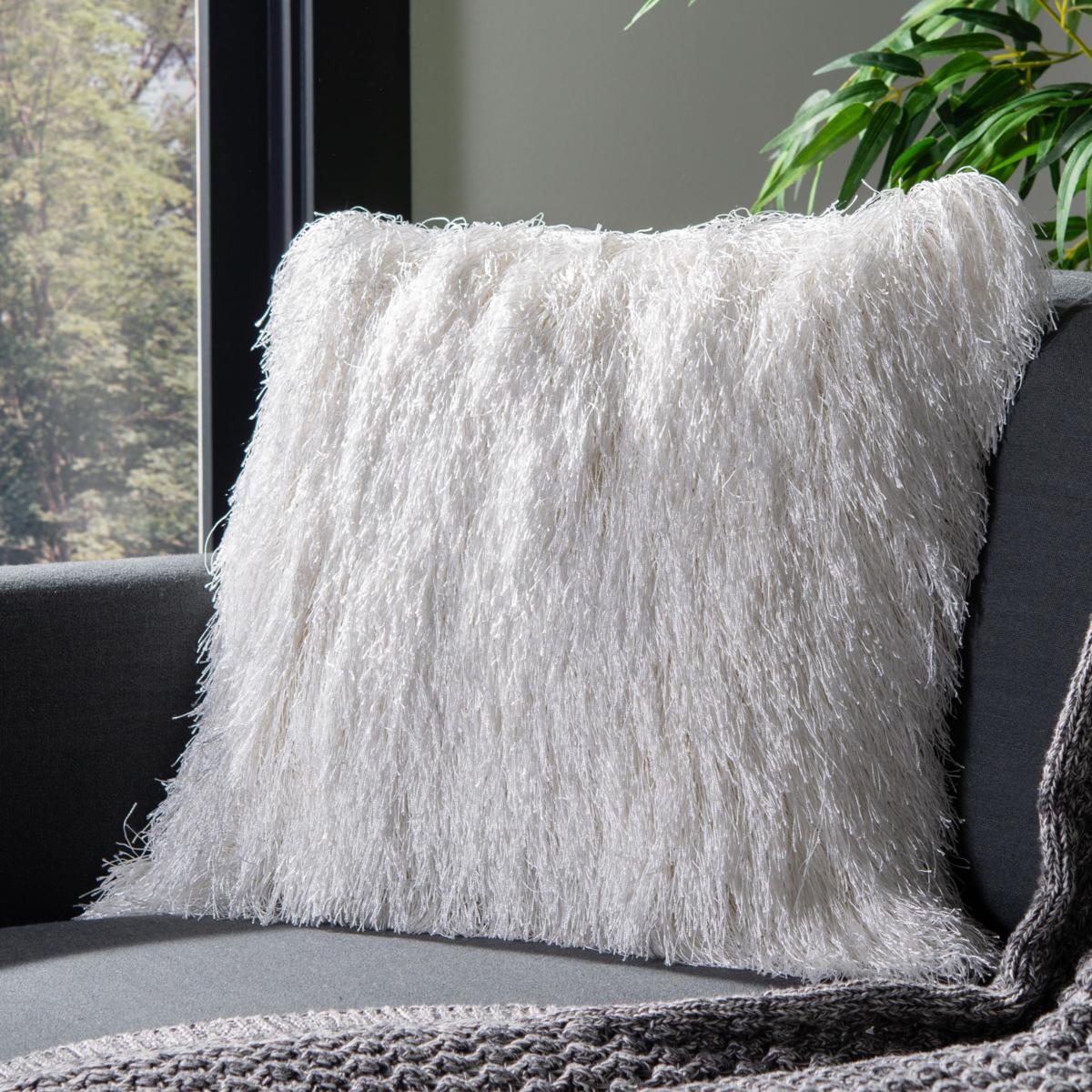 Safavieh Indoor / Outdoor Shag 20" x 20" Pillow