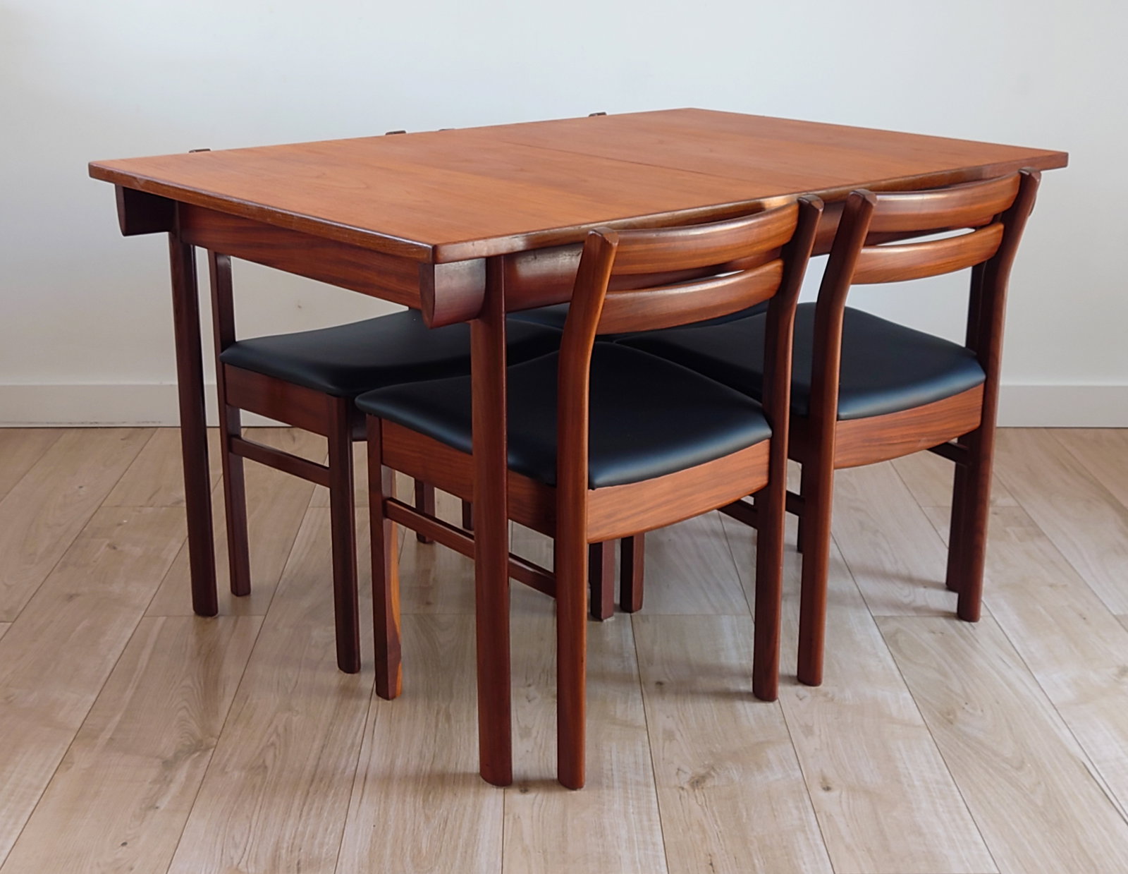 Mid Century Retro Dining Table And Chairs By White And Newton