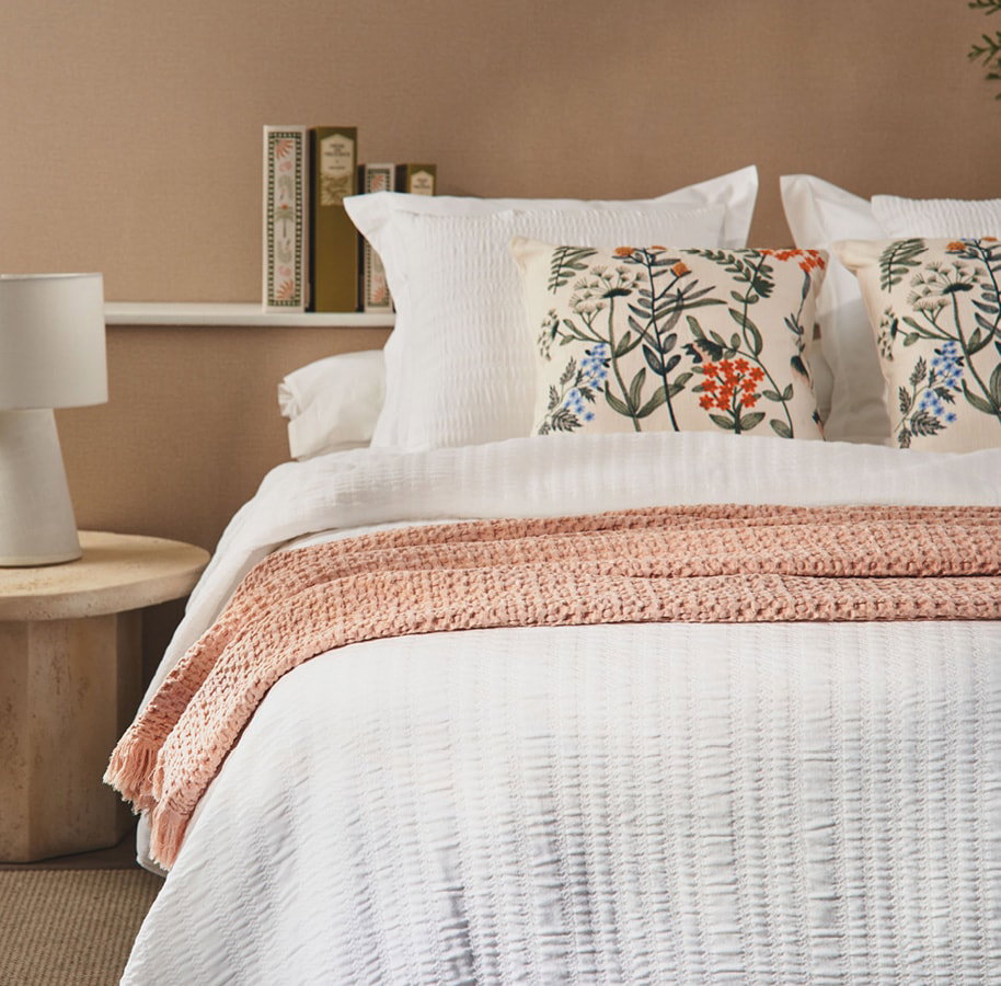 rebajas especial colchas de entretiempo. Este verano, renueva tu cama con tejidos frescos,   absorventes y colores que iluminen.  Toallas, albornoces, zapatillas y alfombras de baño,   confeccionadas en 100% algodón   para aportar suavidad y bienestar en tu día a día.