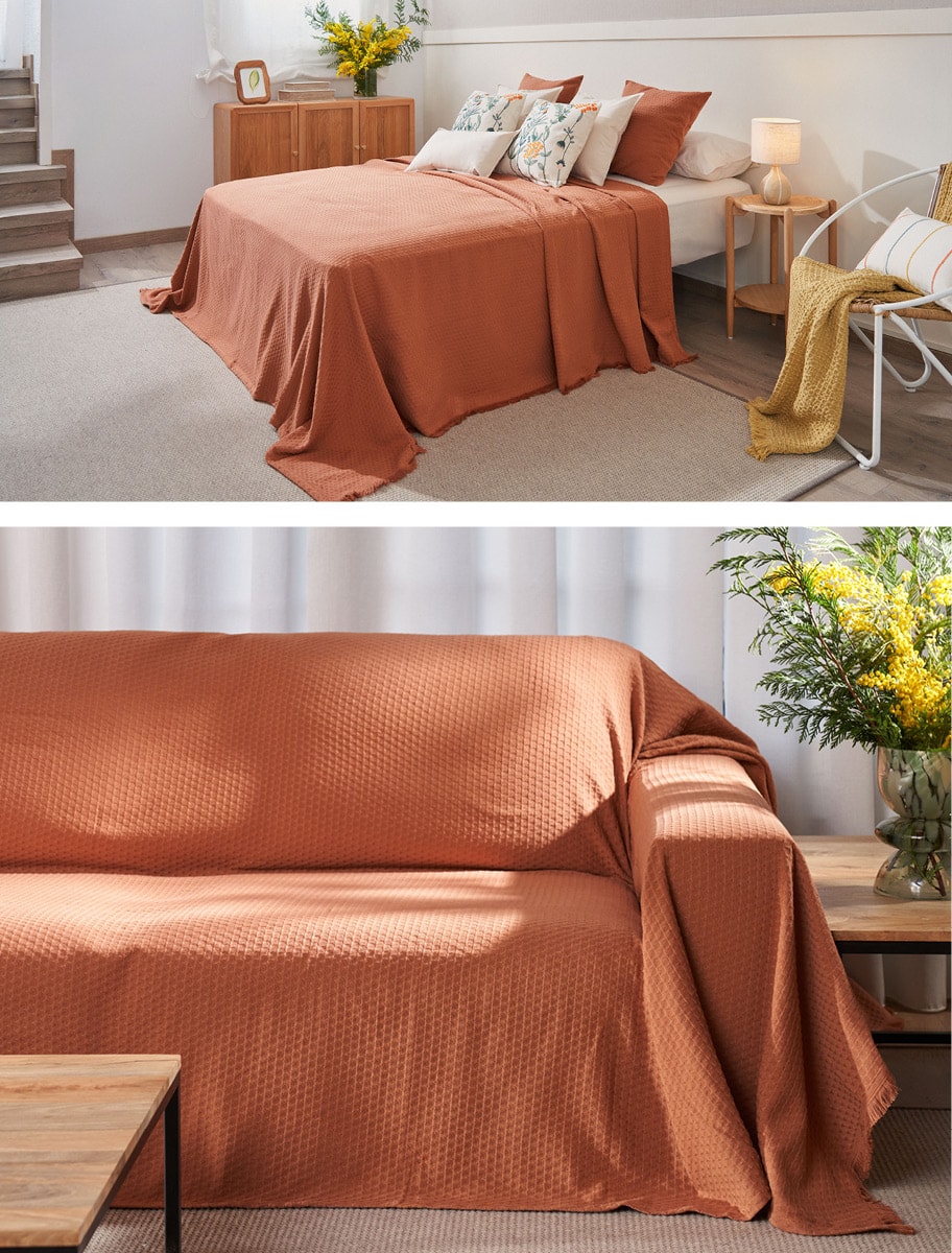 Colchas de verano pensadas para acompañarte   en cualquier momento: siesta, lectura, descanso   o para vestir tu hogar con más luz y color.
