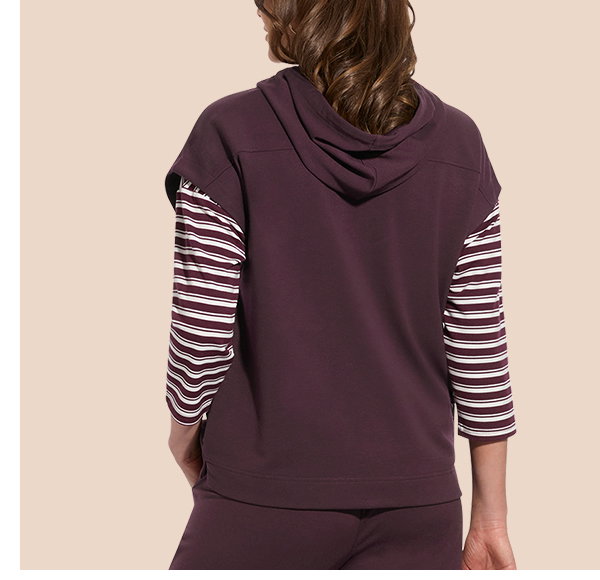 Frauenmodel trägt Kapuzenpullover, Dunkelviolett mit gestreiften Ärmeln in Weiß und Dunkelviolett, Rückansicht