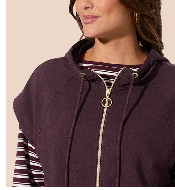 Frauenmodel trägt Kapuzenjacke, Lila, goldener Reißverschluss, gestreiftes Langarmshirt, Vorderansicht