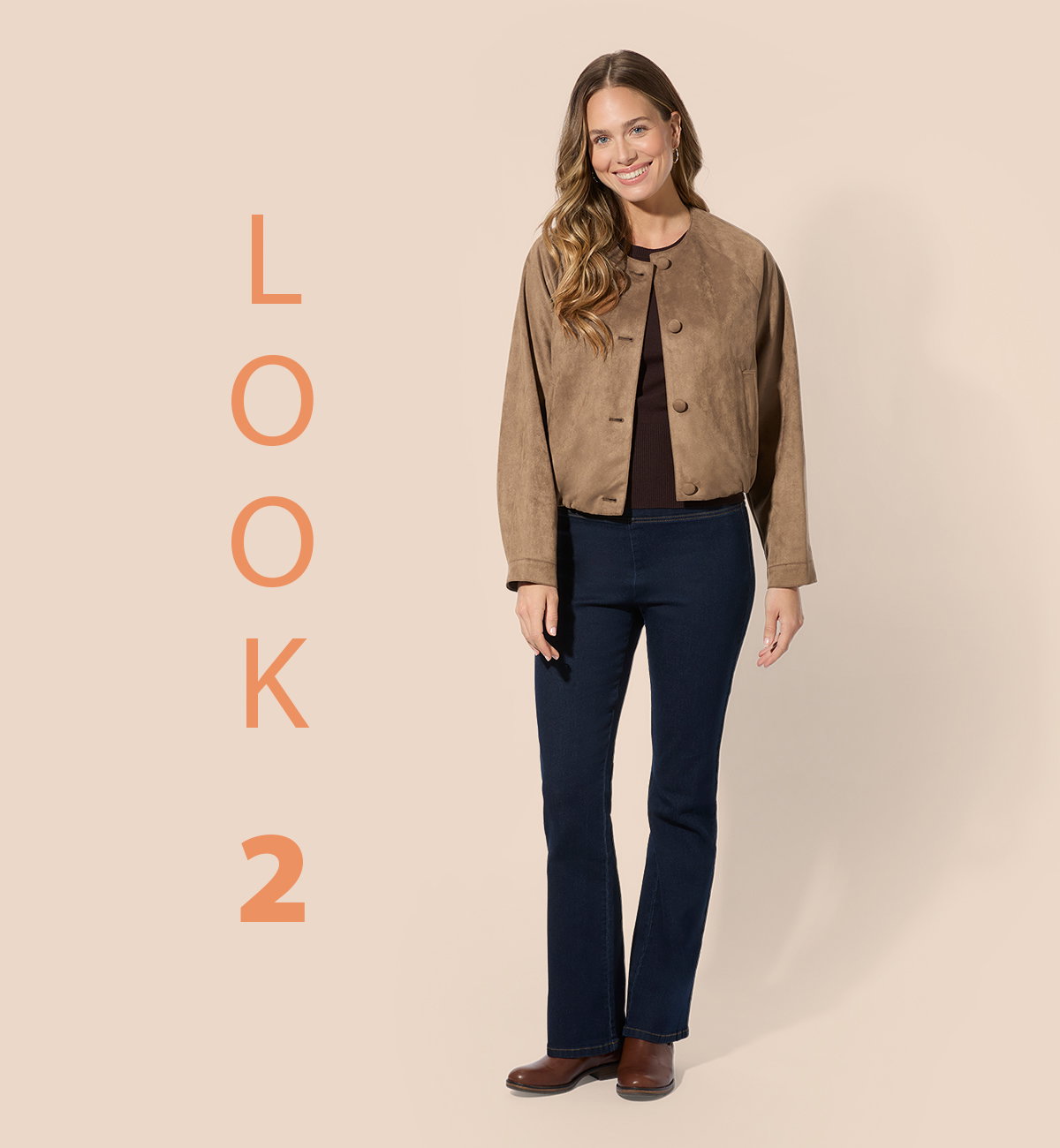 Frauenmodel trägt beige Jacke, schwarze Hose, braune Schuhe, Vorderansicht