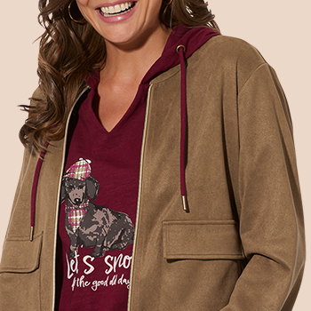 Frauenmodel trägt braune Jacke, rote Kapuze, rot bedrucktes Shirt mit Hundemotiv, Vorderansicht