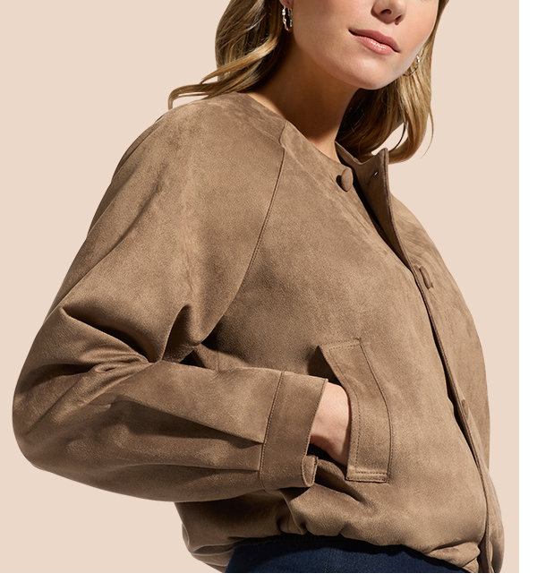Frauenmodel trägt Jacke, Braun, seitliche Tasche, Vorderansicht