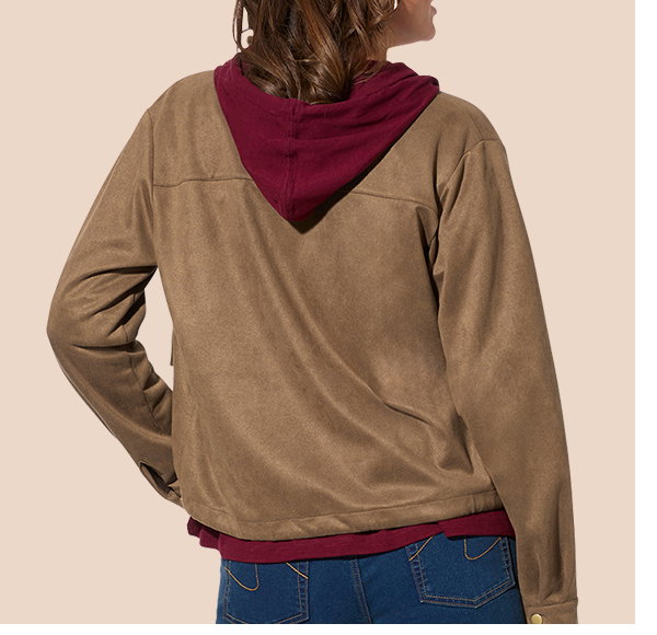 Frauenmodel trägt braune Jacke mit Kapuze, rote Kapuze, Jeans, Rückansicht