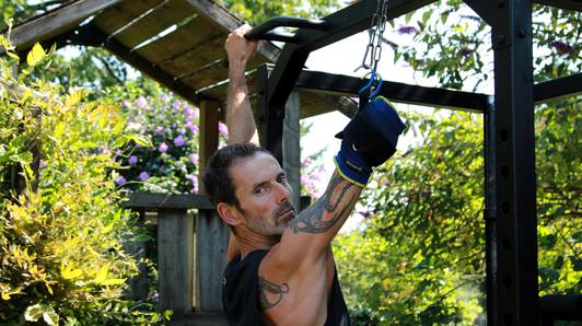 Hij was bodyguard bij de NAVO, nu gaat Jan (53) na ongeval voor 4.000 pull-ups... met één arm: “Ik tel nog altijd mee”