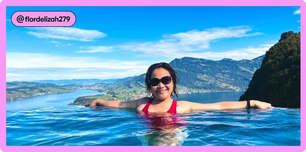 Descripción de la imagen: Una mujer sentada en una piscina infinita con un lago y montañas de fondo, foto de @flordelizah279