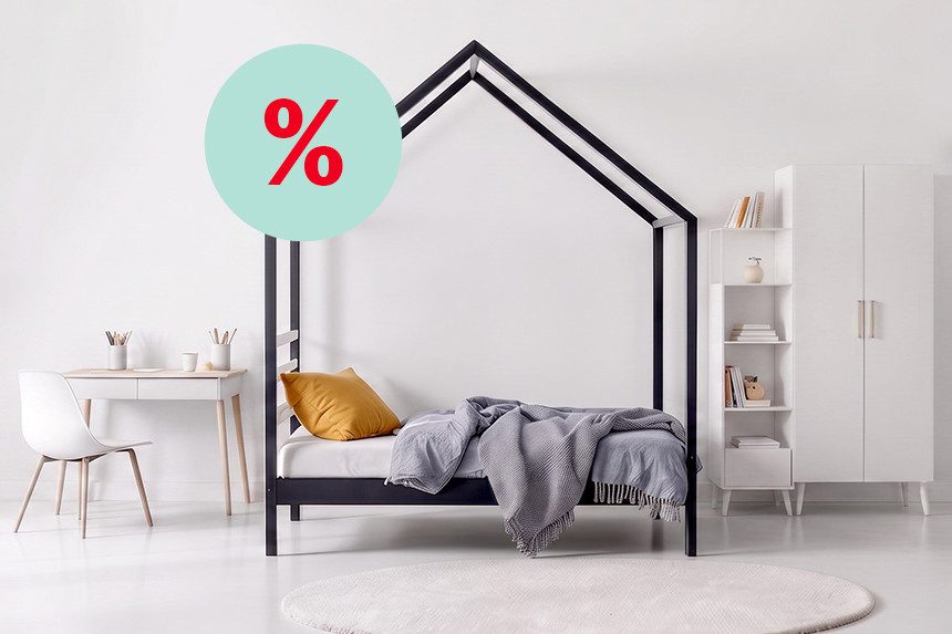 Kinderzimmer mit Hausbett, Schreibtisch und Kleiderschrank. Hinweis auf Rabatte.