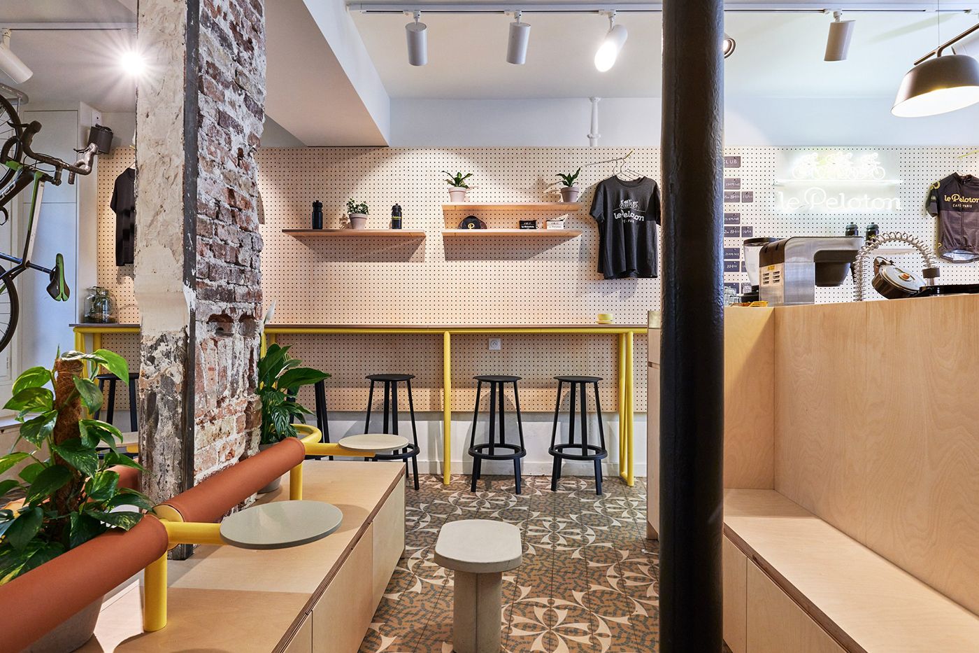 🚴‍♂️ CYCLISTS: Le Peloton Café
