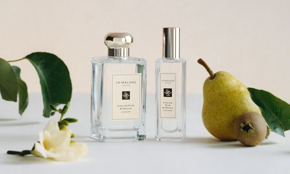 The sensuous freshness of the just-ripe fruit wrapped in elegant white freesias, enhanced with rose and rooted in patchouli.