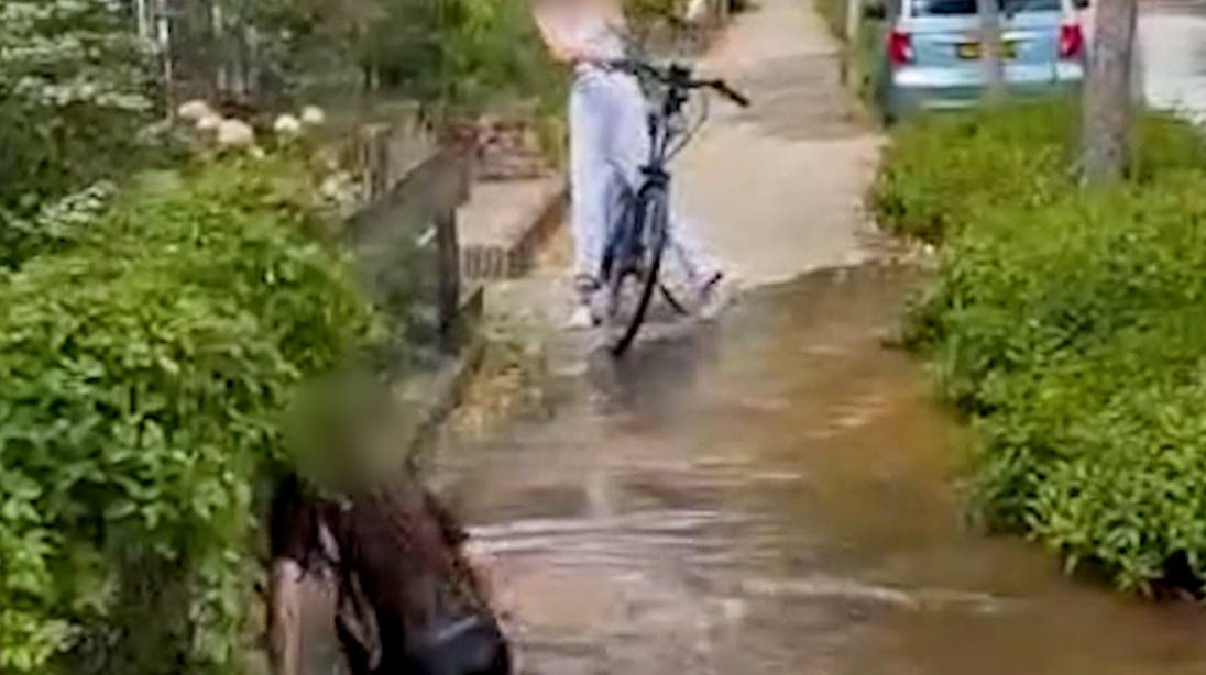 Zinkgat slokt meisje én haar fiets op in Nederland