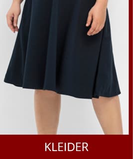 Ein Model trägt ein nachtblaues Cocktailkleid mit Spitze.