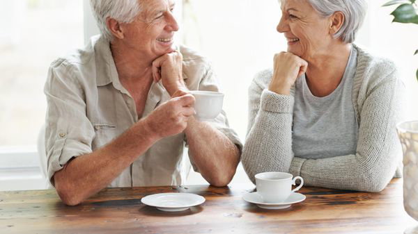 Et si boire beaucoup de café protégeait contre la fragilité liée à l'âge?