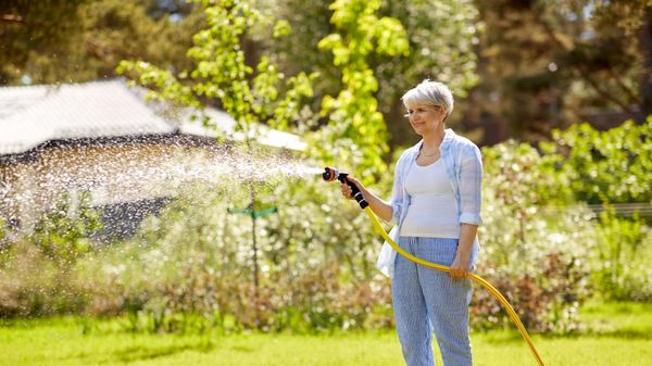 Les bons gestes pour entretenir son gazon en été