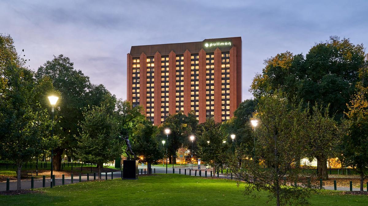 East Melbourne Escape Overlooking MCG with Daily Breakfast, Nightly Drinks & Complimentary Parking