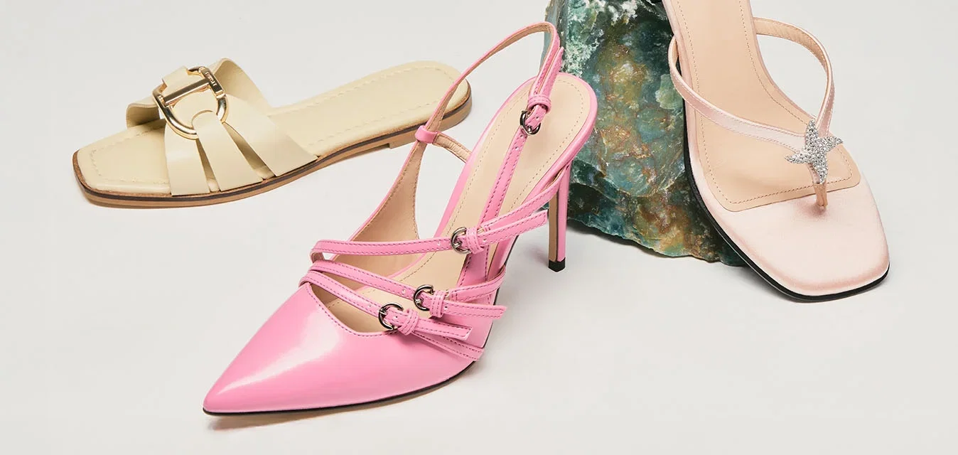 Drie dames sandalen met hak: crèmekleurige instappers, roze spitse slingback en lichtroze teenslippers met sterversiering op steen.