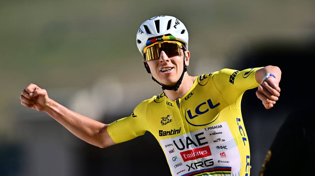 Oppermachtige Tadej Pogacar haalt verwoestend uit op Alpe d’Huez, Remco Evenepoel smeert concurrenten voor tweede plek tijd aan