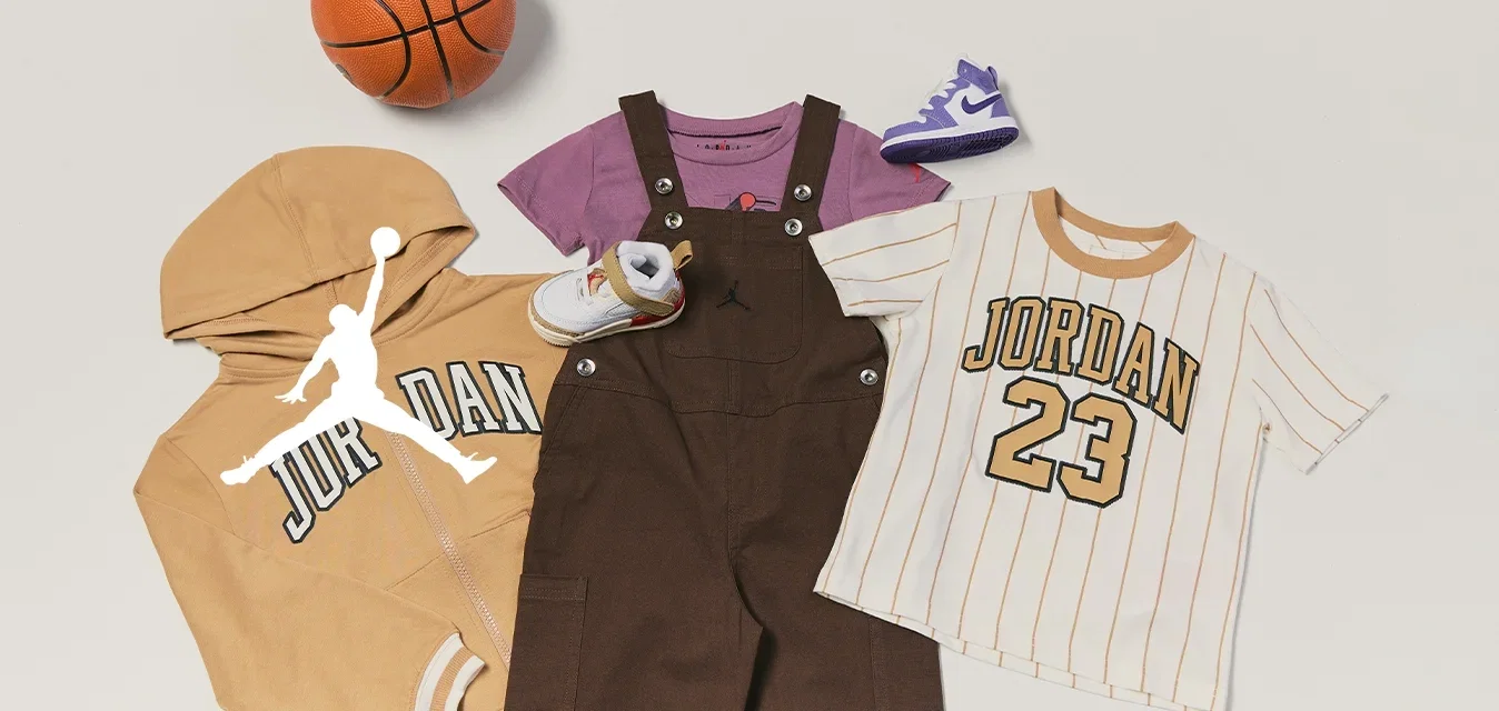 Conjunto de baloncesto para niños con sudadera con capucha Jordan color beige, camiseta morada, pantalones cortos marrones, camiseta a rayas Jordan 23, mini balón de baloncesto y zapatillas pequeñas.