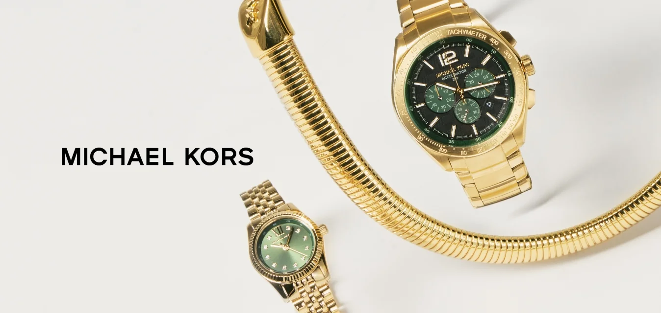 Quatre accessoires en or comprennent une montre en or avec un cadran vert, un bracelet en chaîne épais en or, et deux bracelets flexibles en or avec des textures lisses.
