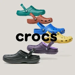Six sabots Crocs colorés en noir, violet, jaune, bleu, rouge et vert, disposés en formation décalée verticale sur un fond clair.