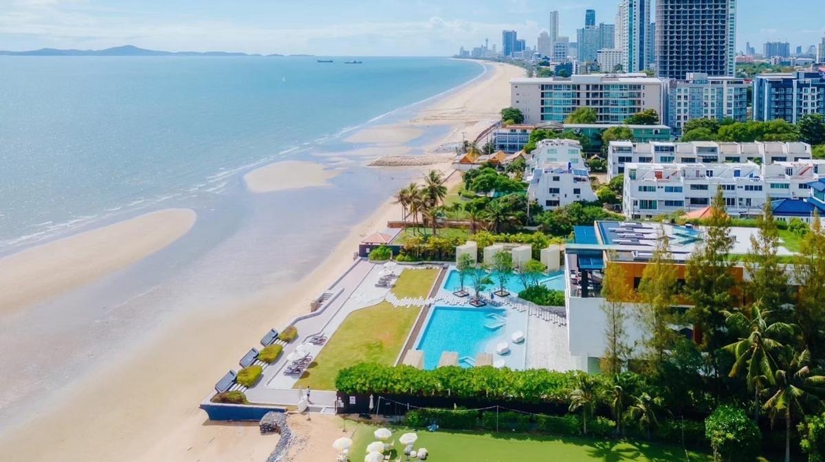 Stylish Pattaya Beachfront Escape with Daily Breakfast, Nightly Dinner & Daily Cocktails