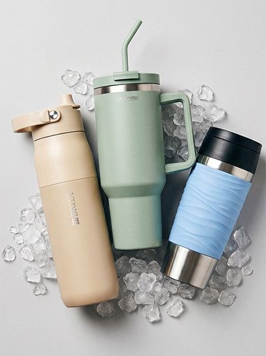 Drei Trinkflaschen mit Eiswürfeln.