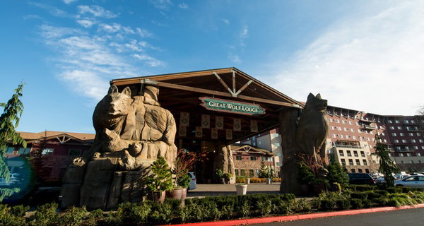 Family-Friendly 4-Star Waterpark Resort in Grand Mound with Passes