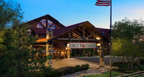 Stay at Great Wolf Lodge Kansas City Hotel with Water Park Passes