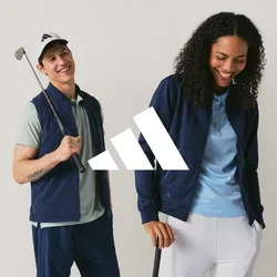 Dos golfistas sonrientes y de pie con palos, vestidos con ropa deportiva azul marino y azul claro, contra un fondo liso y claro.