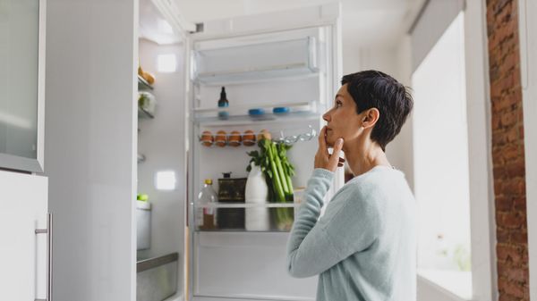 Faut-il débrancher son frigo avant de partir en vacances?