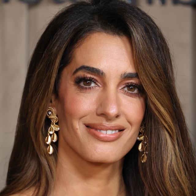 Der Bell Bottom Cut à la Amal Clooney ist die edelste Sommer-Frisur 2026