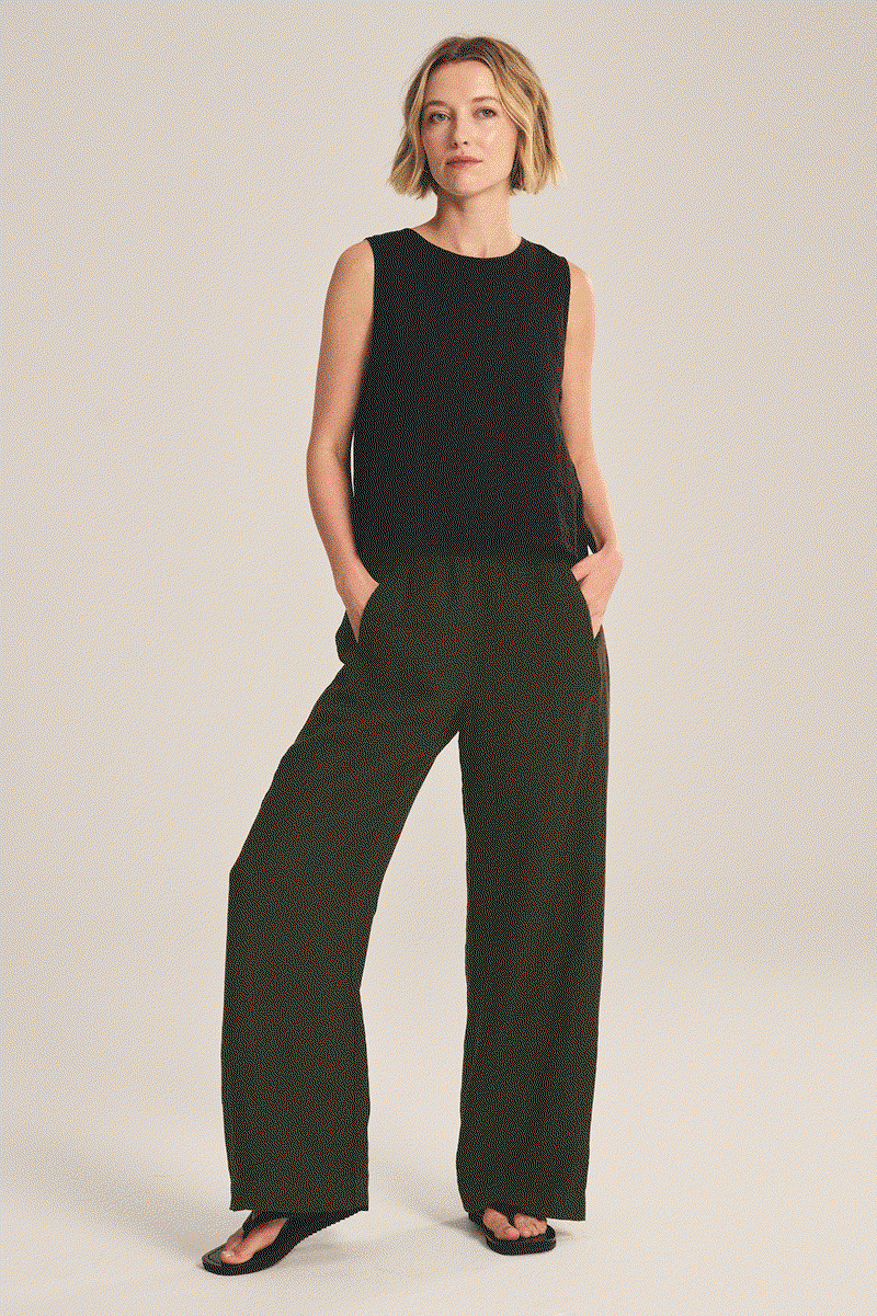 Image shows a model wearing the Lola Pants in Tootsie. Text reads: Elastic waist, Side Seam Pockets, Light Linen Fabric.