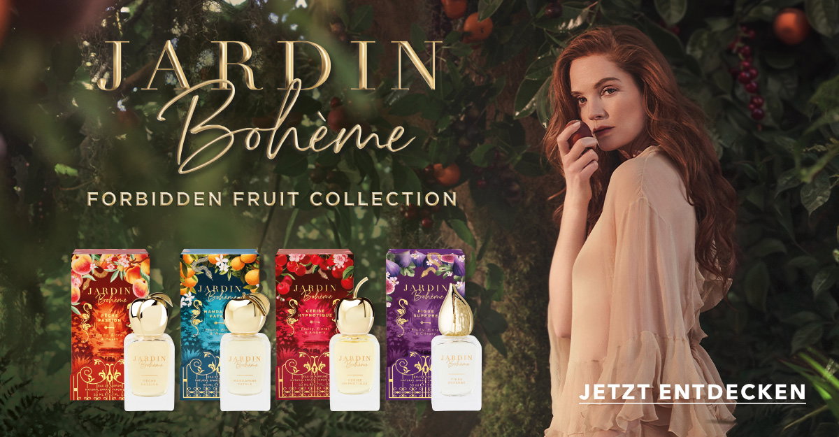 Werbebanner für die Parfumkollektion „Jardin Bohème Forbidden Fruit“ mit vier farbenfrohen Parfumverpackungen und Flakons vor einem üppigen, dunklen Gartenhintergrund. Rechts steht eine rothaarige Frau in einem fließenden, beigefarbenen Kleid. Unten rechts befindet sich der Schriftzug „Jetzt entdecken“.