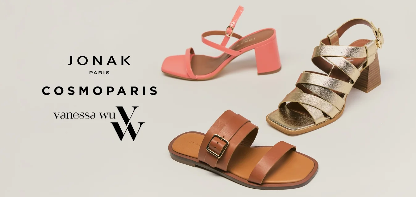 Trois sandales pour femmes : une mule plate marron, une sandale à talon carré avec lanières métalliques, et une sandale à talon carré avec bride à la cheville rose corail sur un fond beige.
