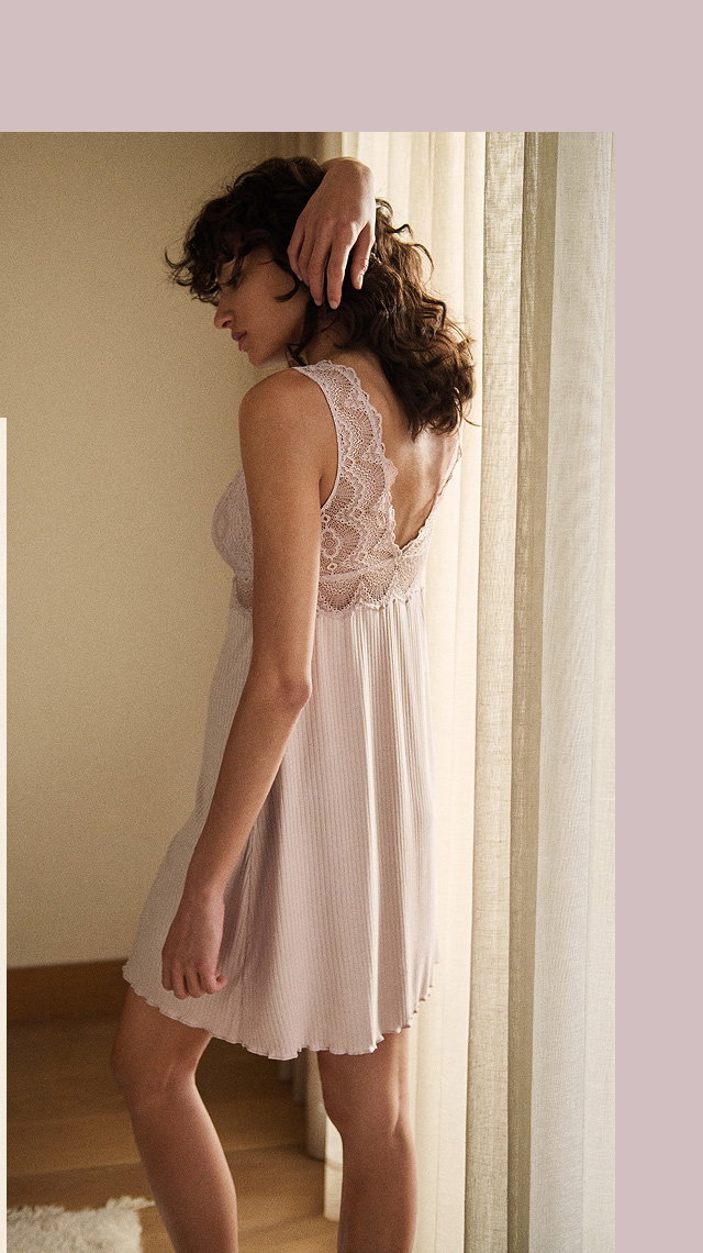 Nightdress with a length of 90 cm in the colour "Violet Ice" from CALIDA's FEMININE LOUNGE collection.