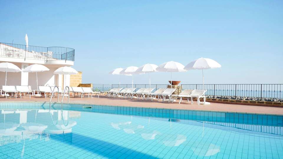 Soggiorno in hotel 4 stelle con vista mare e colazione inclusa