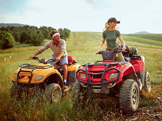 Zwei Personen sitzen auf Quads.