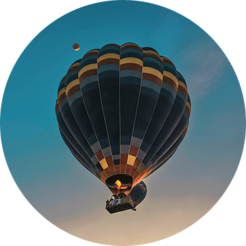 Ein Heißluftballon fliegt durch die Luft.