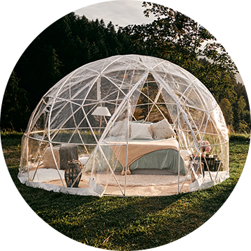 Ein Bubble Hotel steht auf der Wiese.