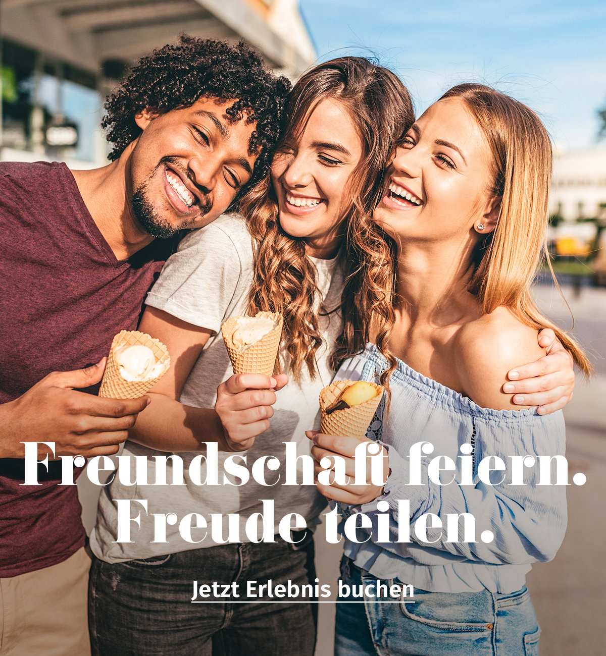Freunde halten sich in den Armen und lachen zusammen. 