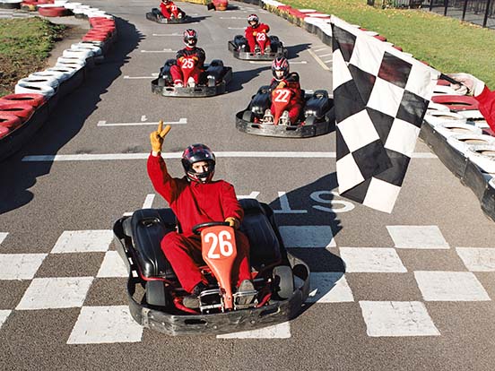 Eine Person fährt ein E-Kart.