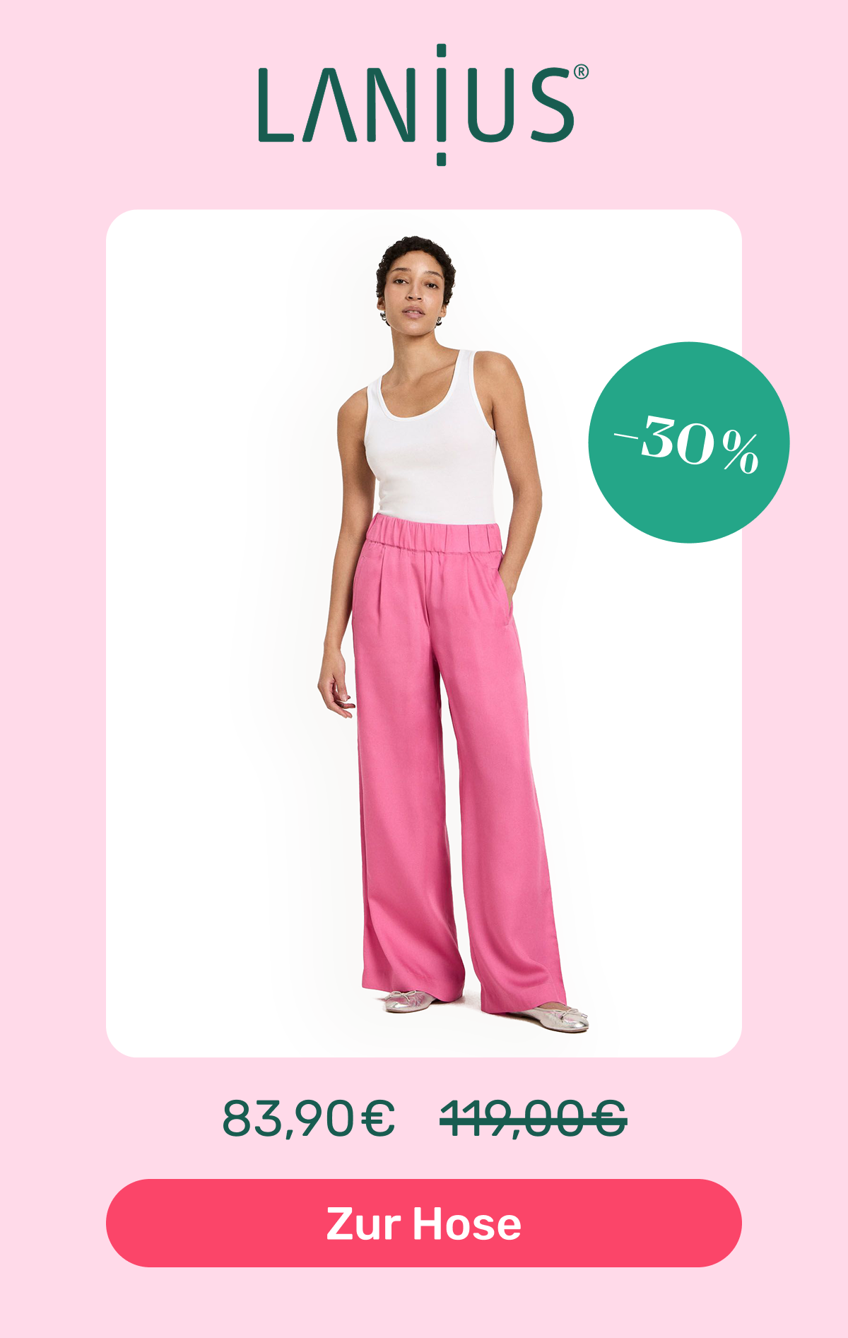 Marke Lanius. Das weiblich gelesene Model trägt eine pinke lockere Hose, die 30% reduziert ist. Button: Zur Hose.