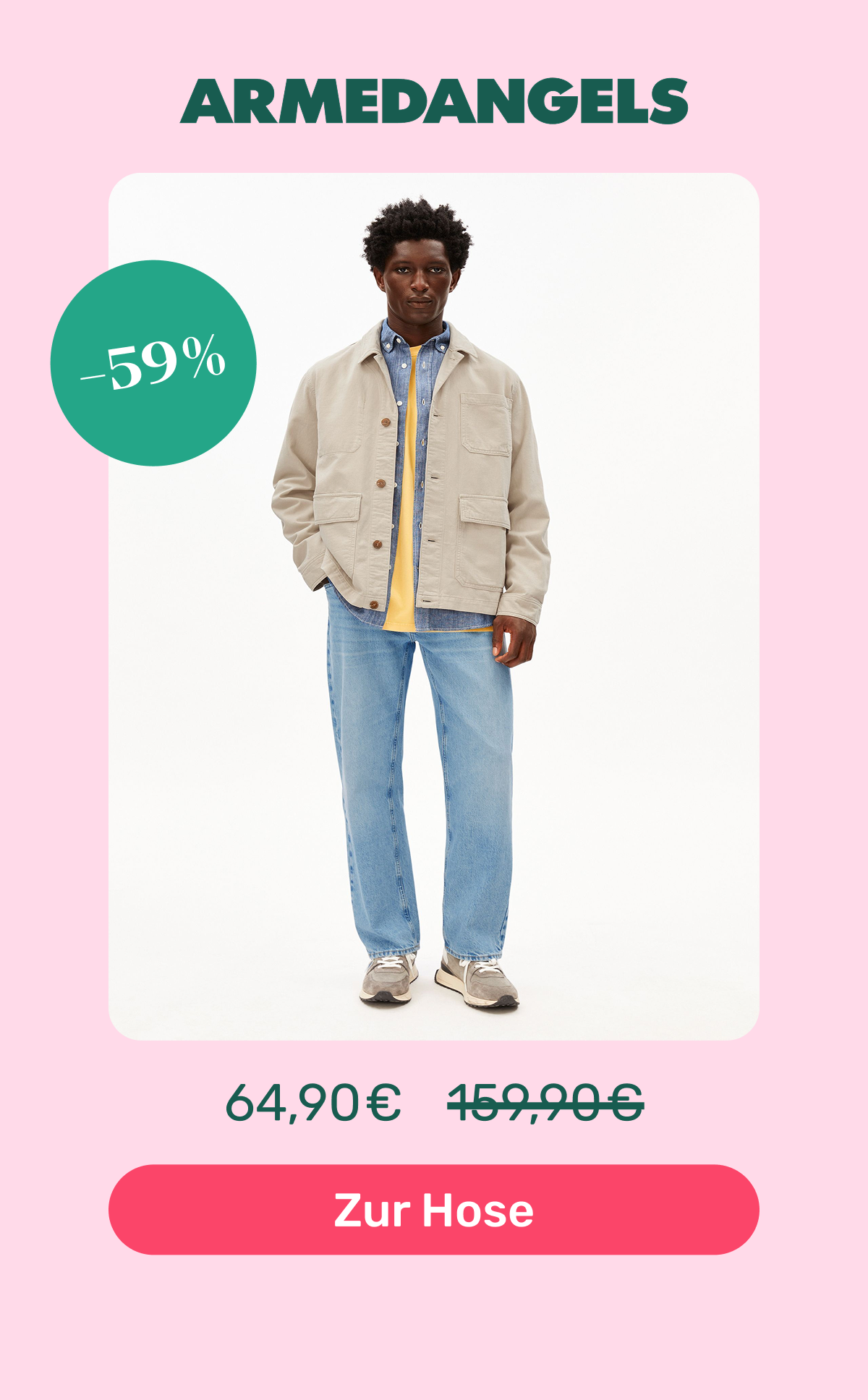 Marke Armedangels. Männlich gelesenes Model trägt eine beige Jacke, die 56% reduziert ist. Button: Zur Jacke.