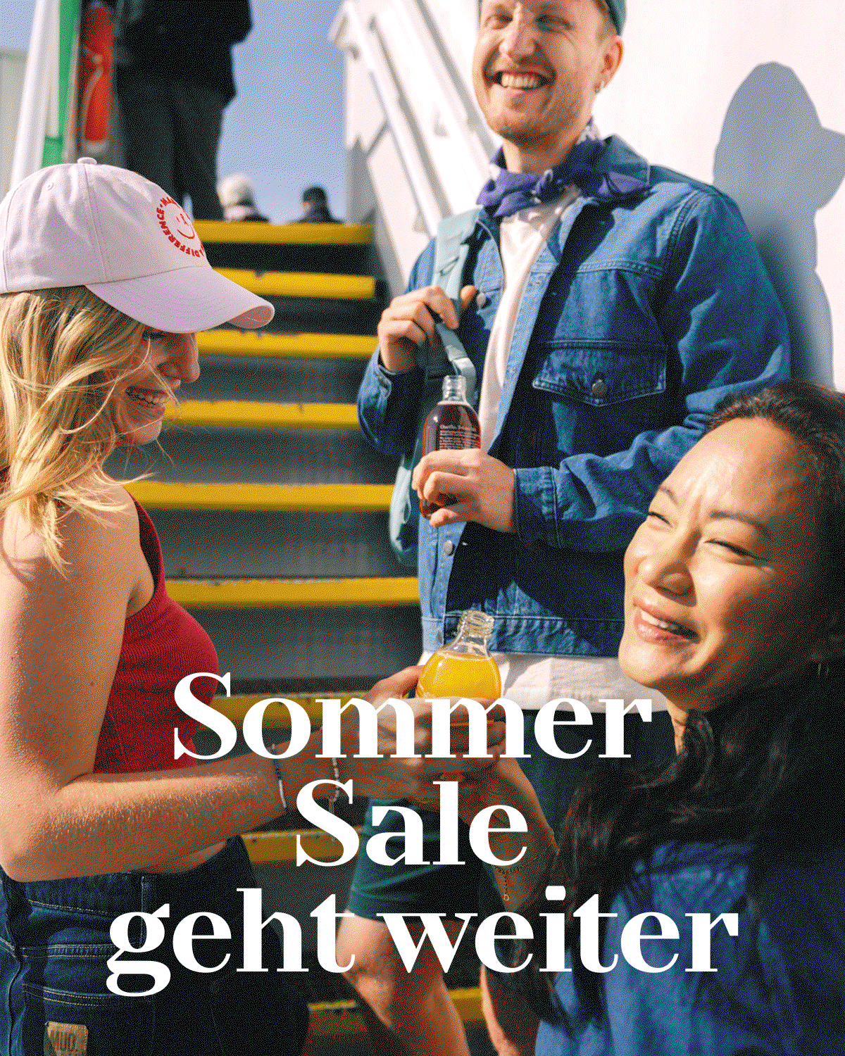Thema Sommer Sale geht weiter: Wechselnde Ansicht von weiblich und männlich gelesenen Models auf einer Fähre in bunten sommerlicher Kleidung.