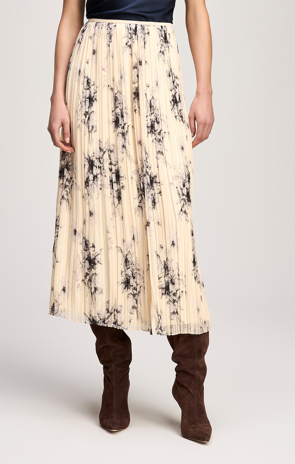 https://cinqasept.nyc/products/handsketched-floral-delaine-sk-in-gardenia-black-zs66812207z