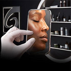 Links sieht man das SkinCeuticals Logo und rechts ein Kosmetikregal mit Skinceuticals Produkten. Im Mittelpunkt sieht man eine in einem weißen Handschuh steckende Hand hält ein Smartphone, auf dessen Bildschirm das seitliche Profil eines Gesichts mit geschlossenen Augen zu sehen ist. Das Bild stellt eine Hautanalyse dar.